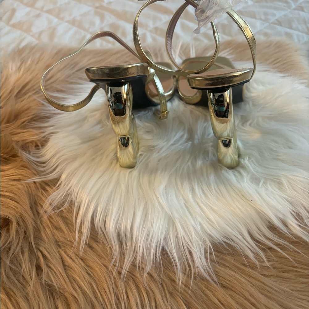 GOLD SEXY SCULPTURAL HEEL. - Picture 6 of 8